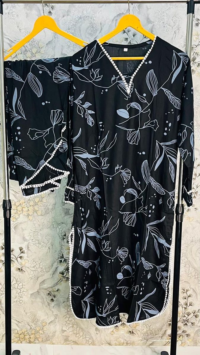 Pom-pom lace trim detail